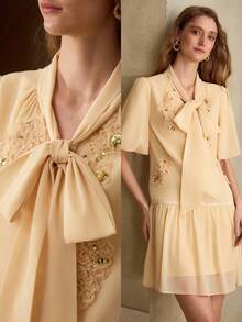 MOTF PREMIUM VESTIDO CORTO SMOCK CON MANGAS ALETEO, CUELLO DE CORBATA Y DETALLES DE LENTEJUELAS EN CONTRASTE - Amarillo - Ver 1