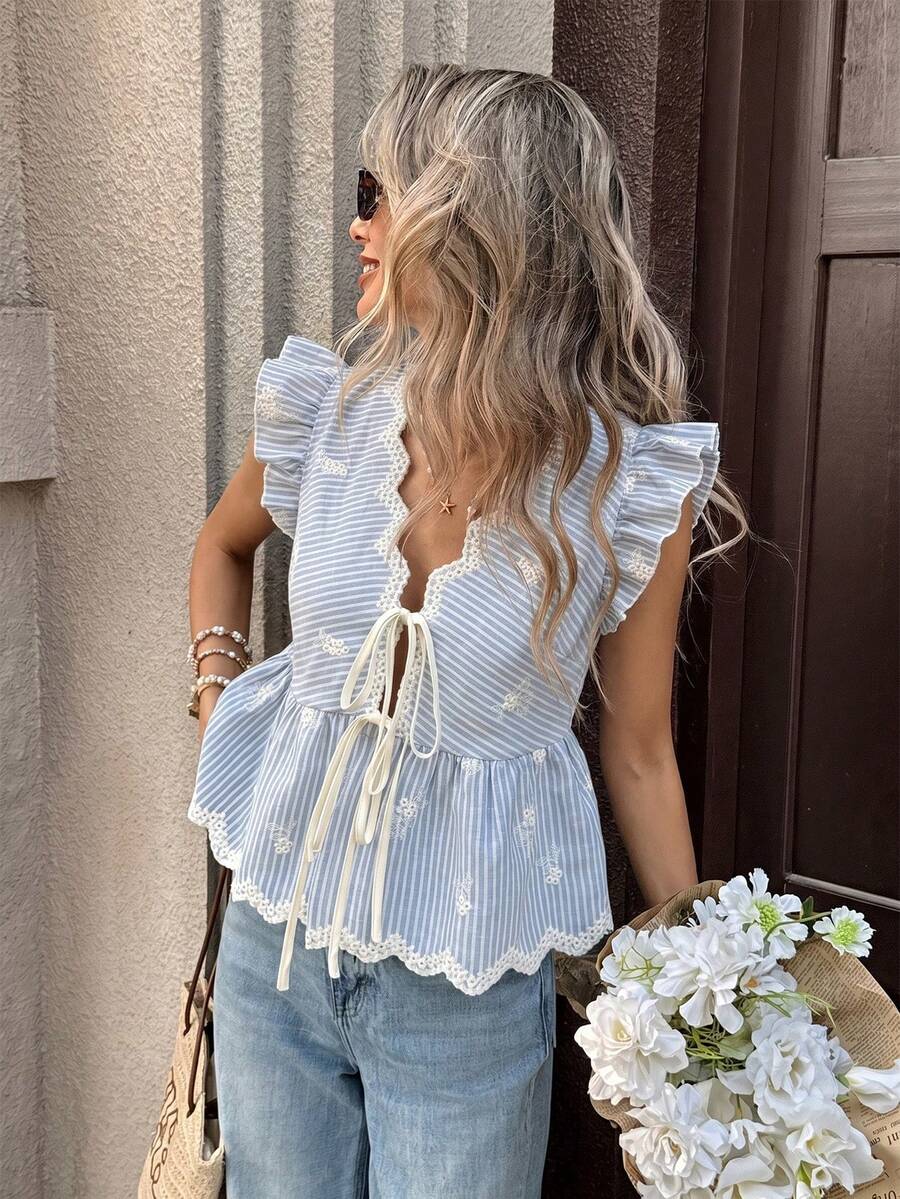 Pariaura Bộ sưu tập mùa hè: Áo croptop cổ chữ V màu xanh Pháp - được tô điểm bằng tay áo bồng bềnh tinh tế, viền ren lượn sóng, thêu họa tiết tỉ mỉ và dây rút điều chỉnh eo, chiếc áo croptop tôn dáng này dễ dàng làm nổi bật vẻ nữ tính của bạn. - Màu xanh lam - Xem 1