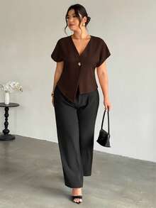 Firerie Blusa de manga corta con cuello en V, unicolor y un solo botón metálico para mujer de talla grande - Marrón - Ver 5