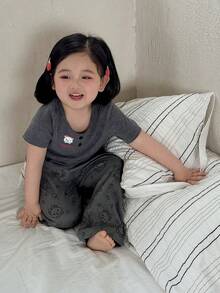 Bộ đồ mặc nhà 2 món cho bé gái: áo dài tay phối ren in hình hoạt hình và quần ống rộng in họa tiết toàn thân, kiểu dáng thoải mái. - Xám - Xem 1