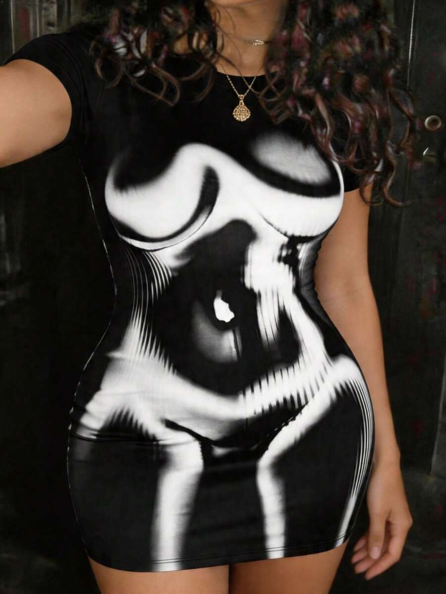 SHEIN SXY 大码女式身体热图印花性感短袖连衣裙,适合夏季、约会之夜、生日、单身派对装、休闲、购物、街头装、外出、度假、海滩,易于搭配且看起来苗条,凸显身材 - 黑與白 - 查看 1