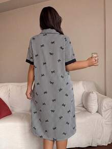 Napfluff CURVE Napfluff CURVE Áo ngủ nữ cỡ lớn cài cúc phía trước, cổ ve áo, tay ngắn, họa tiết nơ và sọc, thích hợp cho mùa hè. - màu đen - Xem 2