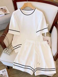 Resyla Bộ áo thun và quần short nữ mùa hè mới, họa tiết kẻ sọc tối giản, thiết kế đồ họa, thanh lịch, dáng rộng thoải mái, mặc hàng ngày, đa năng, thích hợp cho hoạt động ngoài trời, du lịch và mua sắm. - Nhiều màu - Xem 1