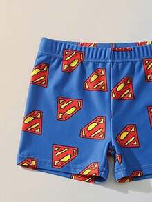 SUPERMAN X SHEIN Maija Kids Bộ đồ bơi 2 món gồm áo len cổ tròn tay raglan và quần đùi thun co giãn in hình siêu anh hùng hoạt hình dành cho bé trai. - Nhiều màu - Xem 5
