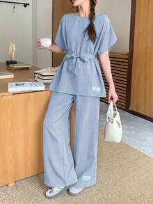 SHEIN Bộ đồ 2 mảnh dành cho nữ tuổi teen, gồm áo sơ mi dệt họa tiết, dáng rộng, vai rớt, thắt eo, in chữ và quần ống rộng, thích hợp cho mùa xuân/hè, dã ngoại mùa xuân, đi chơi thường ngày, dạo phố, đi nghỉ mát, đi học, các ngày lễ, dã ngoại gia đình mùa xuân, và mặc hàng ngày. - Màu xanh nhạt - Xem 10