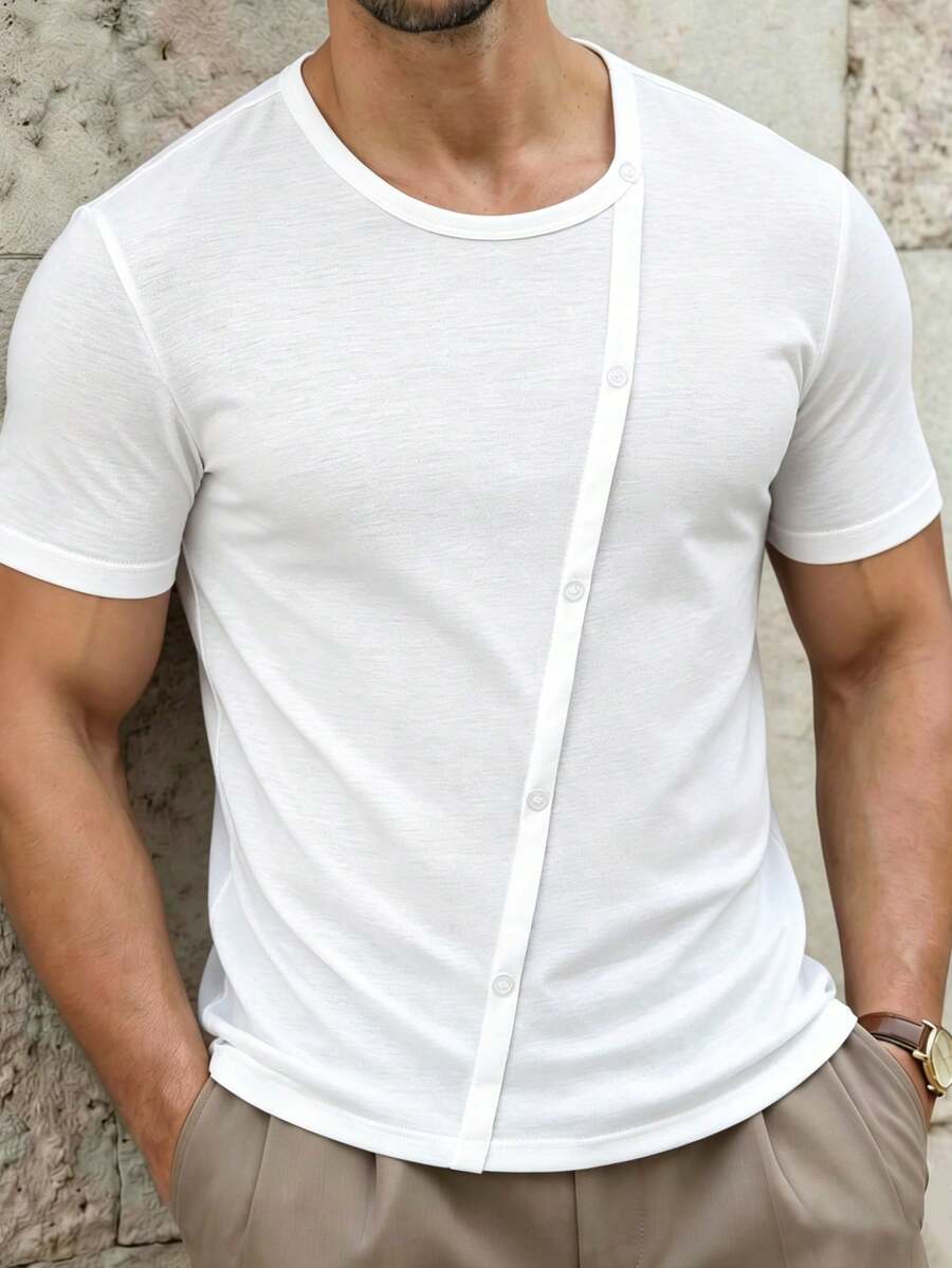 Manfinity Homme 男士休闲日常通勤简约纯白色短袖纽扣装饰T恤，夏季 - 白色 - 查看 1