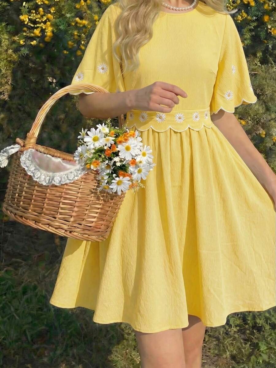 SHEIN 优雅少女黄色A字连衣裙,饰有白色刺绣花朵 - 黃色 - 查看 1