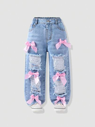 Genkimix Kids Quần dài denim One Piece cho bé gái, màu xanh nhạt, chất liệu denim mài, rách nhẹ và đính nơ, kiểu dáng mới mùa xuân hè 2026. Quần denim ống đứng rộng rãi, kiểu dáng ngọt ngào, cá tính, đa năng, sành điệu cho mùa hè.