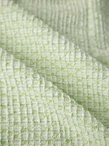 Top corto ajustado de verano para mujer con textura rosa, con detalle de botón de perla - Verde - Ver 3