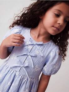 Maija Kids Maija Kids 一件儿童/少女休闲优雅度假风白色碎花紫色泡泡袖圆领宽松连衣裙，适合日常穿着、返校、郊游、聚会、节日、春夏季节。 - 淡紫色 - 查看 4