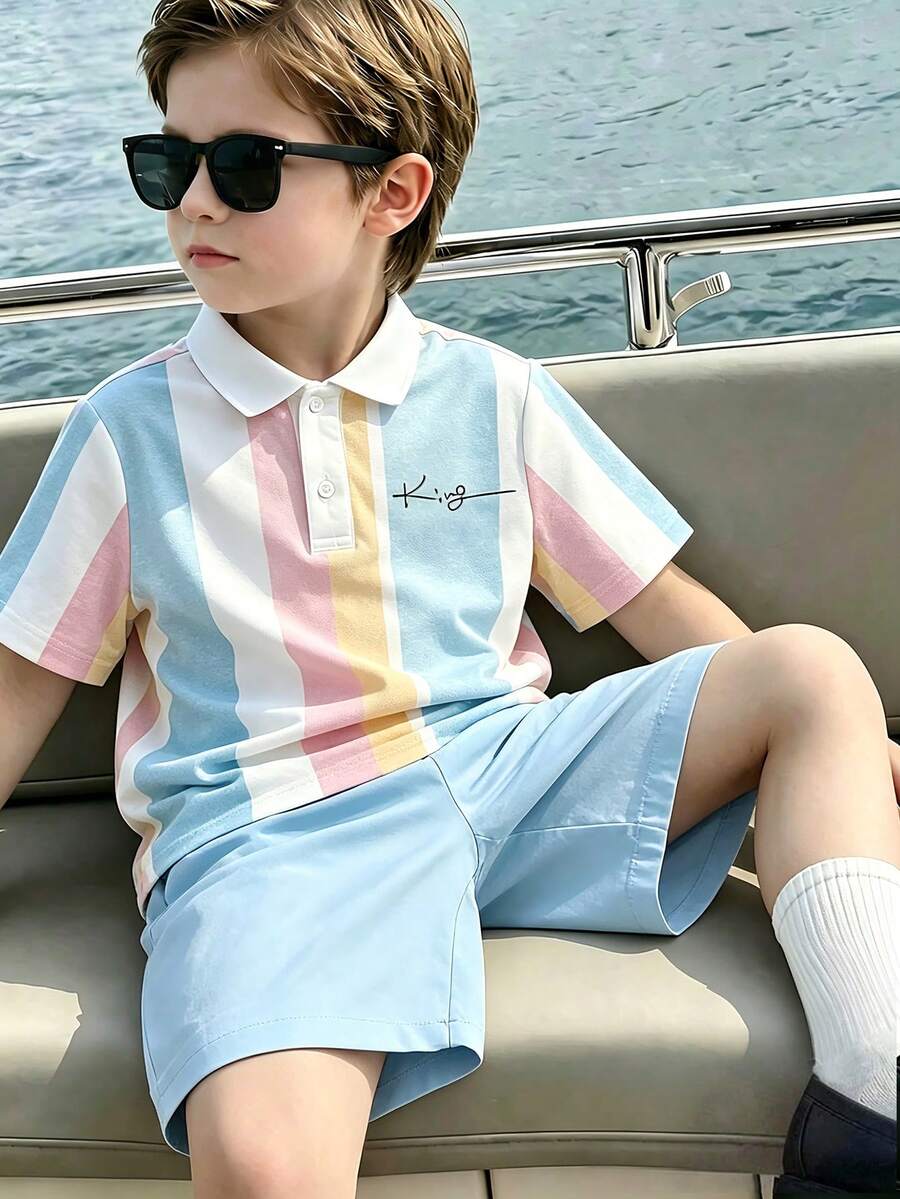 SHEIN 2件套男童休闲学校假期舒适时尚简约条纹字母“King”印花柔软宽松韩版彩色条纹短袖针织polo衫和绿色短裤,适合春夏季日常、学校、假期、派对穿着。 - 彩色 - 查看 1
