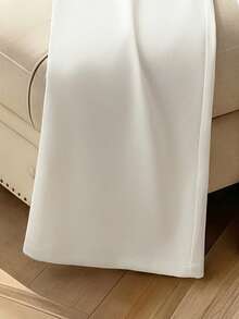 GlowEve CURVE Combinaison d'été à encolure en V sans manches pour femmes grandes tailles avec boucle métallique, combinaison élégante à taille cintrée et jambes larges, convient pour l'été, la rentrée, les vacances, la remise des diplômes, les fêtes, la Saint-Valentin, Noël, les festivals de musique, la Fête des mères, Halloween, Thanksgiving, Pâques, la Fête nationale, les danses, les anniversaires, les rendez-vous, les fêtes, les mariages, les activités de plein air - Blanc - Voir 4