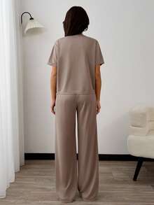 SHEIN سلسلة الملمس الناعم المضلع، طقم نسائي من مزيج القطن يتضمن تي شيرت بأكمام قصيرة فضفاض، بنطال واسع الساق بخصر عالي، ملابس منزلية صيفية كاجوال - قهوة بني - مشاهدة 7
