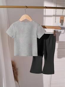 Conjunto de 2 piezas de camiseta de manga corta con cuello redondo y estampado de leopardo con lazo, y pantalones acampanados casuales para niña - Multicolor - Ver 2
