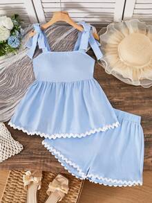 SHEIN Sparklyn 这款浅蓝色纹理两件套夏季女童套装，包括一件荷叶边露背上衣，饰有蕾丝蝴蝶结肩带，以及一条松紧腰短裤。采用轻盈面料制成，宽松的A字廓形，非常适合日常休闲穿着和玩耍。 - 淺藍色 - 查看 5