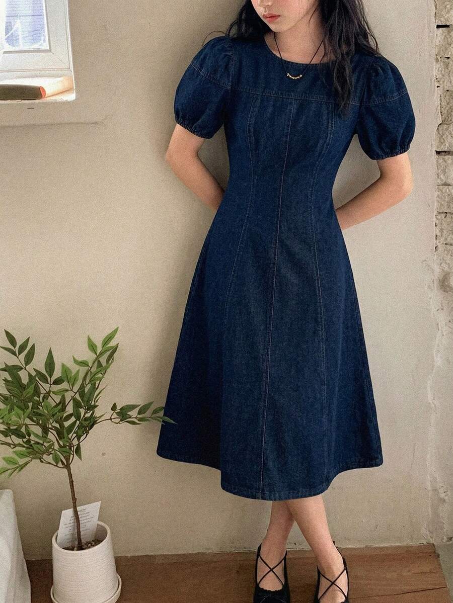 少女时尚返校街头风混搭百搭设计 Y2K 复古酷炫街头简约学院风深蓝色牛仔泡泡短袖圆领宽臂中长连衣裙,适合少女日常穿着以及春夏派对、节日和街头服饰。 - 藍色 - 查看 1