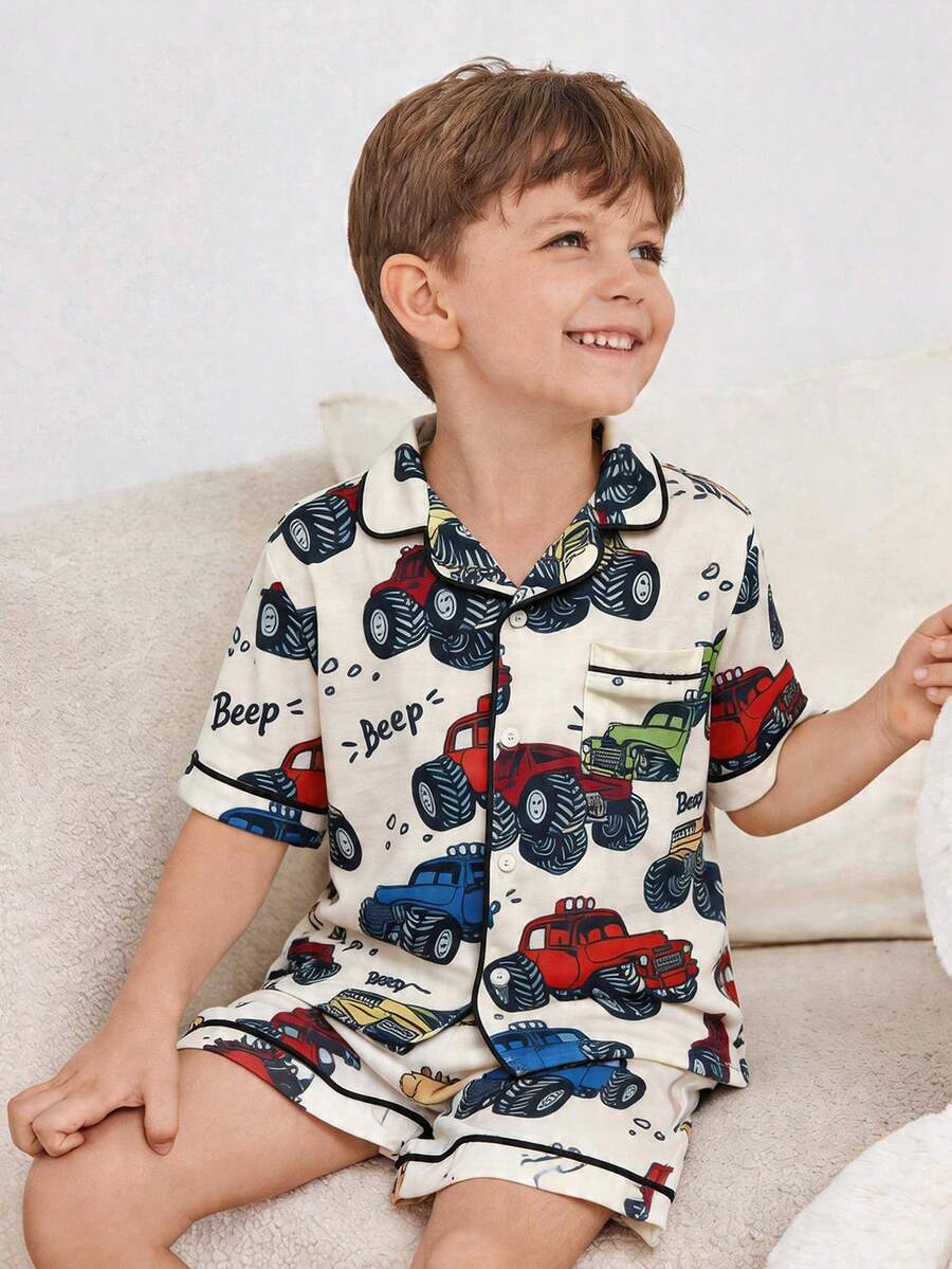 SHEIN Bộ đồ ngủ 2 món cho bé trai, kiểu dáng thường ngày, thoải mái, in họa tiết, cổ tròn, tay ngắn, gồm áo và quần dệt kim.