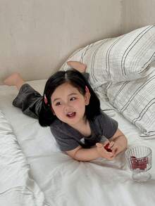 Bộ đồ mặc nhà 2 món cho bé gái: áo dài tay phối ren in hình hoạt hình và quần ống rộng in họa tiết toàn thân, kiểu dáng thoải mái. - Xám - Xem 4