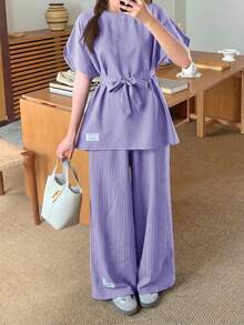 SHEIN Bộ đồ 2 mảnh dành cho nữ tuổi teen, gồm áo sơ mi dệt họa tiết, dáng rộng, vai rớt, thắt eo, in chữ và quần ống rộng, thích hợp cho mùa xuân/hè, dã ngoại mùa xuân, đi chơi thường ngày, dạo phố, đi nghỉ mát, đi học, các ngày lễ, dã ngoại gia đình mùa xuân, và mặc hàng ngày. - Màu tím - Xem 5