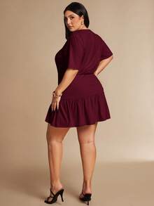 SHEIN BAE Vestido corto de manga corta con cintura anudada en color albaricoque para mujer de talla grande - Burdeos - Ver 2