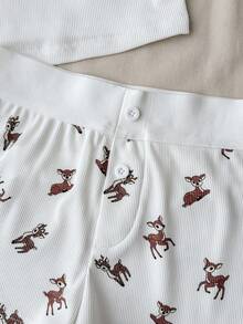 SHEIN Conjunto de regata e shorts com estampa de cervo para meninas pré-adolescentes, composto por duas peças. O shorts curto de cintura baixa com estampa de cervo e alças finas com detalhe de borboleta é perfeito para uso casual e passeios do dia a dia. - Branco - Ver 5