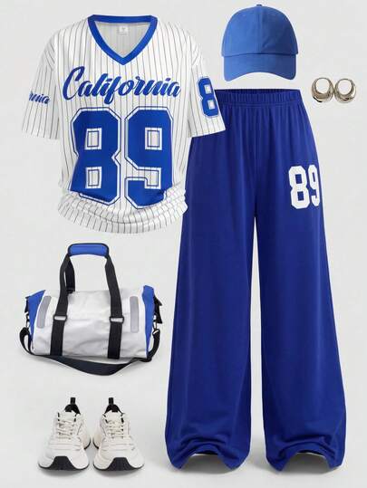 Girlism Bộ đồ thể thao 2 món cho nữ tuổi teen: Áo thun dệt kim màu xanh trắng in số và khẩu hiệu, kiểu dáng bóng chày Mỹ, cổ chữ V, tay ngắn và quần ống rộng.