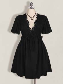 SHEIN ICON 大码女式蕾丝拼接前系带荷叶袖优雅连衣裙 - 黑色 - 查看 6