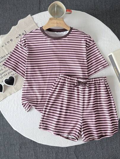 SHEIN Bộ đồ thể thao nữ tuổi teen gồm áo thun và quần short, kiểu dáng rộng rãi, vai rớt, kẻ sọc, thích hợp cho mùa hè.