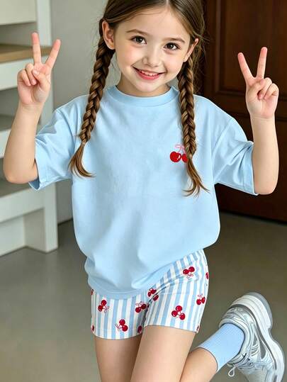 Bộ 2 món cho bé gái 4-7 tuổi, phong cách năng động, ngọt ngào, tươi tắn, áo thun ngắn tay cổ tròn kẻ sọc xanh trắng in hình nơ anh đào + quần short, bộ áo thun nhẹ, thích hợp mặc hàng ngày, đi học, ngày lễ thiếu nhi, mùa xuân/hè/thu.