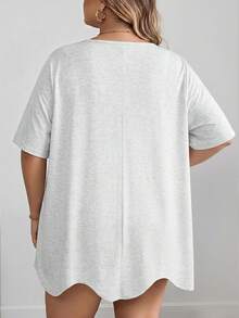 SHEIN CURVE+ 大码曲线/秋季服装/秋季女装/冬季女装/冬季服装大码方领不对称下摆口袋短袖T恤大码黑色上衣8XL女装6XL大码女装5XL大码大码上衣曲线，女士假日装扮女士秋季服装，冬季，曲线加大码 - 淺灰色 - 查看 2