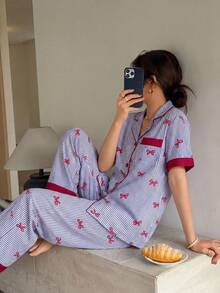 Napfluff Ensemble pyjama avec Top à manches courtes avec col à revers, bouton rouge et imprimé rayures et nœud contrastés, et pantalon. Tenue de printemps/été. Ensemble pyjama avec imprimé rayures et nœuds roses, adapté pour le port à la maison. - Prune - Voir 3