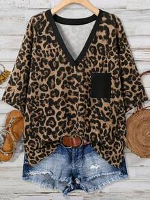 SHEIN LUNE Áo thun cổ chữ V dáng rộng, tối giản, họa tiết da báo, phối màu tương phản, dành cho phụ nữ cỡ lớn, thích hợp cho mùa hè, phù hợp mặc vào Ngày của Mẹ. - màu nâu - Xem 1