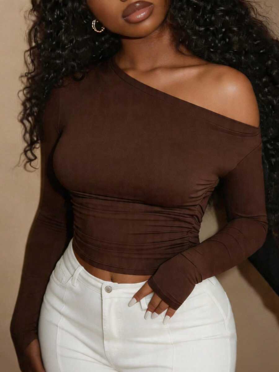 SHEIN SXY Camiseta corta con cuello asimétrico y fruncido sexy - Marrón - Ver 1