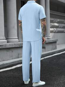Manfinity CasualCool 男士淺藍色夏季休閒度假亞麻混紡兩件套，短袖立領亨利領襯衫與長褲套裝，海灘度假穿搭，禮物 - 淺藍色 - 查看 2