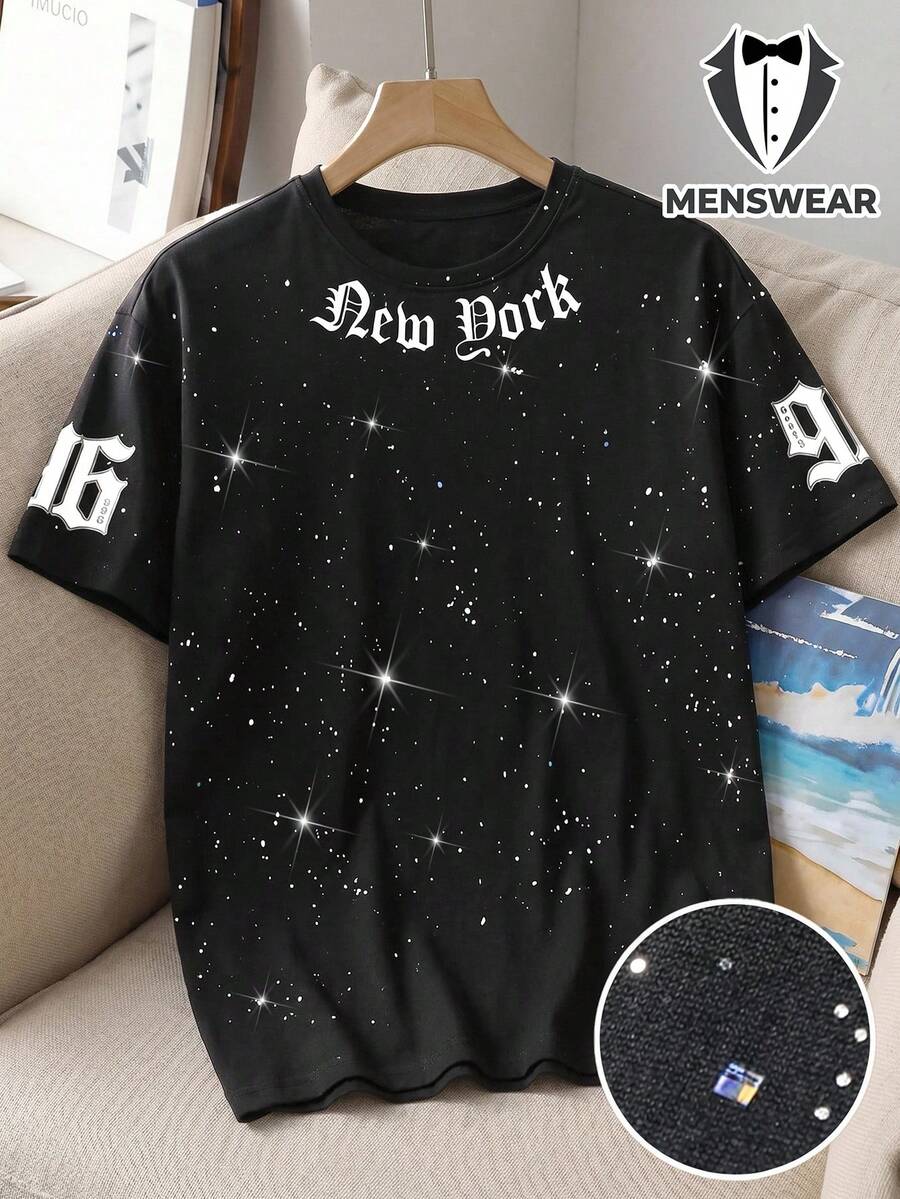 Manfinity X 黑色星系泼墨“纽约 96”哥特字体T恤 | 星夜斑点工艺 | 复古棒球号码印花 | 超宽松嘻哈版型 | 银色压纹高级面料 | 美式街头风格 | 男女情侣装,男士字母印花短袖宽松金属色T恤 - 黑色 - 查看 1