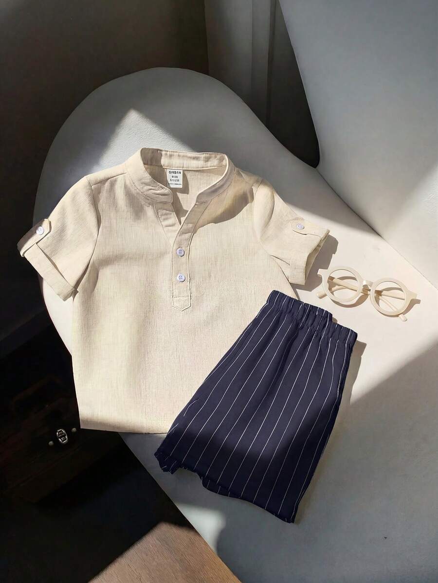 SHEIN LMoss Kids 2件套男婴夏季可爱休闲立领蓝色短袖衬衫和条纹弹力腰短裤套装,适合生日派对、晚宴、演出、婚礼、迎婴派对、一周岁生日庆祝活动。 - 藏蓝色 - 查看 1