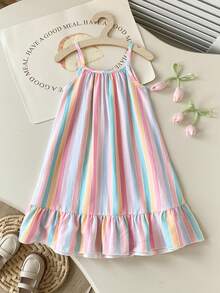 SHEIN 一件女童春夏梭织数码印花连衣裙，彩虹条纹荷叶边下摆无袖露肩中长连衣裙，柔软泡泡绉纱面料，可爱甜美休闲优雅百搭，适合日常穿着、旅行、度假、拍照、公园、海滩、派对等场合。 - 彩色 - 查看 4