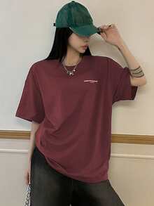 DAZY 女士休闲宽松标语印花T恤，夏季图案T恤 - 酒紅色 - 查看 3