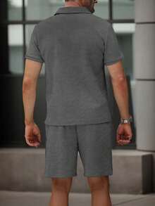 Manfinity Homme 男士纯色 Polo 衫和短裤套装，休闲简约，适合日常穿着 男士休闲套装 休闲套装 休闲两件套 男士两件套 男士两件套 男士两件套 男士休闲两件套 男士两件套 男士两件套 - 深灰色 - 查看 2