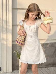 SHEIN Đầm mini dáng chữ A màu trắng thanh lịch kiểu Pháp dành cho bé gái tuổi teen, chất liệu ren xếp nếp, cổ vuông, thích hợp cho kỳ nghỉ, hẹn hò, tiệc trà chiều, mùa cưới, đi biển, du thuyền, kỳ nghỉ thành phố, kỳ nghỉ phong cách boho, lễ hội âm nhạc. - trắng - Xem 1