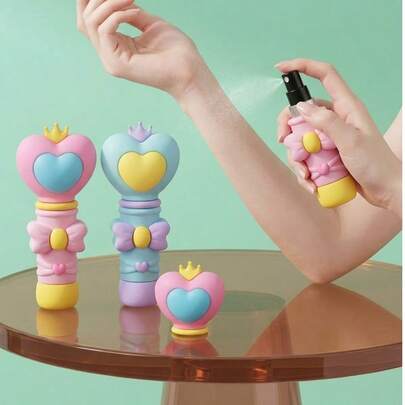 Joivida 1/2 piezas Botella de spray de perfume con forma de varita mágica adorable, varita de hada con forma de corazón rosa/azul recargable para viajes, mini envase de plástico vacío portátil para perfume, dispensador de perfume, regalo de cumpleaños, adecuado para el Día de San Valentín, fiestas, viajes, botella portátil para líquidos, decoración del hogar adorable