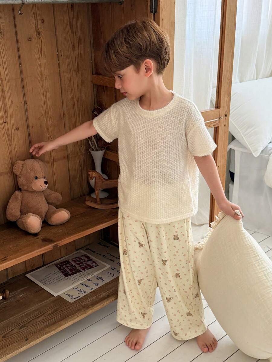 Bộ đồ ngủ cho bé trai gồm áo thun rộng rãi và quần dài in họa tiết. - Màu be - Xem 1