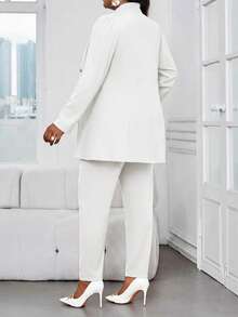 SHEIN Lady CURVE Bộ đồ công sở thanh lịch mùa thu đông màu hồng dệt kim cổ đứng cài vàng tay dài, cỡ lớn, áo khoác lông giả màu trắng. - trắng - Xem 2