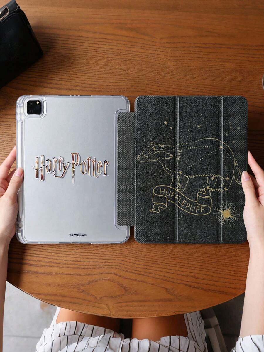 HARRY POTTER X SHEIN 这款透明亚克力三折双面印花獾纹保护套兼容 iPad Mini 6/ Mini 7/10.2/Air 4/Air 5/10.9/Pro 11/10/2024/Air 11 (M2)/Pro 11 (M4) 2024/Air 11 英寸 (M3) 2025/iPad (A16) 11 英寸第 11 代 2025 款。高透明度保护套,产品不含触控笔。部分型号在框架内设有内置触控笔插槽。 - 彩色 - 查看 1