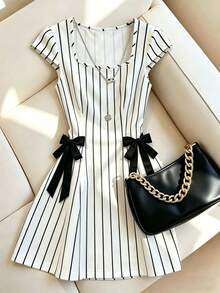 SHEIN Franclia 女士法式极简条纹短袖系带连衣裙，适合春夏穿着，休闲户外、情侣约会、生日派对、毕业典礼、日常通勤皆宜。 - 白色 - 查看 2