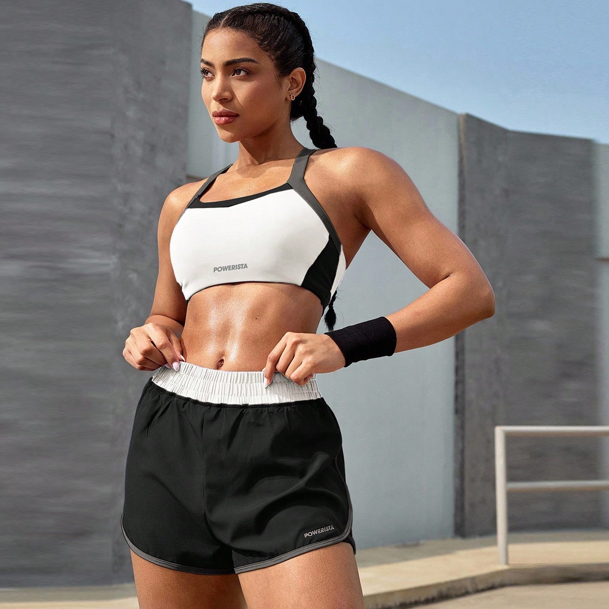 Conjunto deportivo de top corto de tirantes con estampado de letras y contraste de color, y shorts para mujer