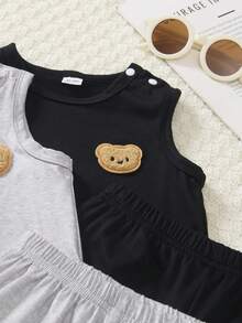SHEIN Playful Pals 3件套男婴/中性婴幼儿新生儿0-3岁条纹纯色三件套，包括圆领无袖背心、小熊刺绣上衣和短裤，休闲可爱夏季套装，适合日常外出。 - 彩色 - 查看 4