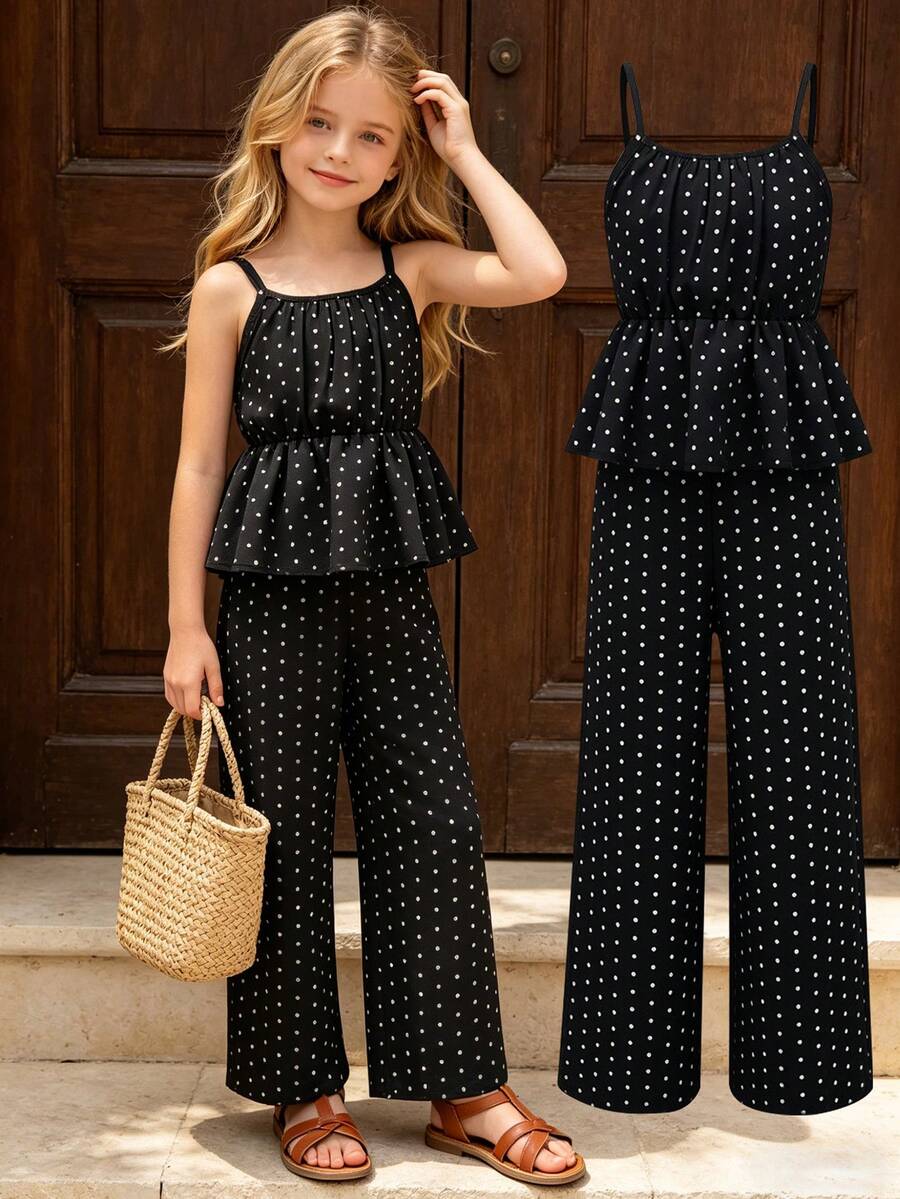 SHEIN Bộ 2 món cho bé gái, áo chấm bi đen, thiết kế dây mảnh, cổ áo nhún chun tạo hiệu ứng xếp ly, tôn dáng vai và cổ, họa tiết chấm bi đen trắng cổ điển, retro và đa năng, phù hợp cho mặc thường ngày mùa xuân/hè, đi chơi, chụp ảnh, các dịp xã giao nhẹ nhàng.