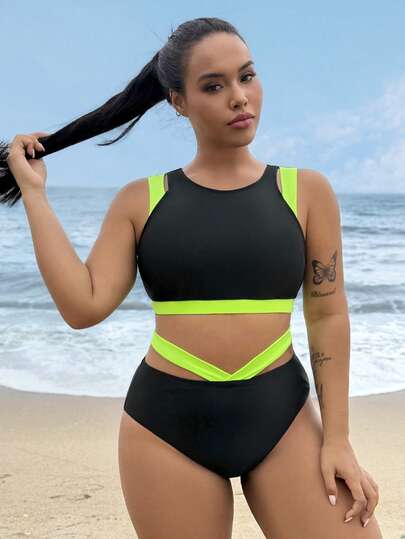 Swim SXY Bộ bikini cỡ lớn gồm áo croptop cổ tròn khoét rỗng và quần bikini tam giác cạp cao, phối màu đen và xanh lá cây, thích hợp cho kỳ nghỉ và spa.