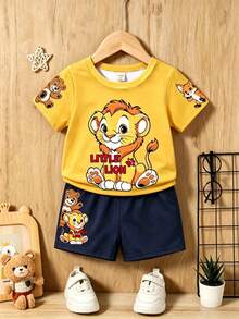 Playful Pals Bộ 2 món cho bé trai SS26: Áo tay ngắn màu vàng in hình động vật hoạt hình dễ thương sư tử và gấu, và quần short in hình động vật hoạt hình đáng yêu. - Nhiều màu - Xem 2